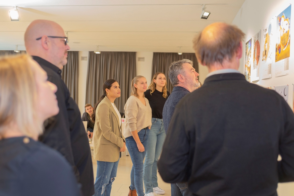 von links nach rechts: Nina Rüdiger (Projektbetreuung bei Wildner+Designer GmbH), Marcel Heuer (Vorsitzender Hawelti e.V.), Priscilla Groß (Studentin der Akademie Faber-Castell), Pia Feldmayer (Studentin der Akademie Faber-Castell), Franziska Scherm (Studentin der Akademie Faber-Castell), Stefan Wildner (Projektleiter, Geschäftsführer Wildner+Designer GmbH), Gerald Schembs (Geschäftsführer Druckerei Schembs GmbH)