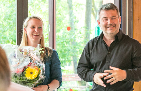 Maike bei der Blumenübergabe und Ehrung durch Stefan