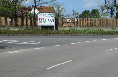 Hinweisschild an der nahe gelegenen, stark befahrenen Bundesstraße 8.